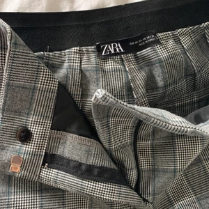 Kostymbyxor - Helt oanvända kostymbyxor från Zara. Super snygga men passar inte riktigt min stil. Priset kan diskuteras vid snabb affär! 