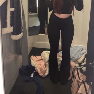 Byxor gina - Skitsnygga byxor med Bootcut från Gina i strl S! Älskar dessa men de är tyvärr för långa på mig, jag är 163cm😩🫠🛍  100kr + frakt 66kr spårbart