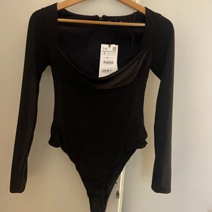 Zara body - Super fin body från Zara som formar kroppen superbra! Säljer denna för att den tyvärr var för liten för mig.   Passar perfekt på den som vill framhäva sin byst då den är hjärtformad och sen har en litet ”vattenfall” urringning. Nypris 379kr 