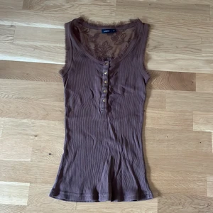 Brunt linne med detalj på ryggen - Superfint linne med spetsliknande detalj på ryggen. 