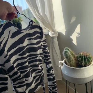 super fin Zebra mönstrad tröja! - Jätre fin och framförallt skön tröja som jag köpt i vintras, säljer pågrund av att jag behöver mer plats i garderoben TRYCK EJ PÅ KÖP NU (Det blir bara krångligt och plick bekräftar ett köp utan att vi har hörts vid) Så skriv hellre till mig vid intresse!