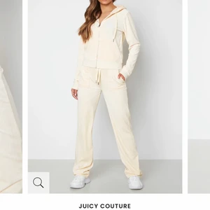 Juicy couture vit .  - Säljer min helt nya juicy couture dress. I storlek S. Aldrig använt , utan endast testad. Säljer pga gått ner i vikt och att byxorna är lite för långa på mig. Om man vill ha fler bilder skriv privat :) kan tänka mig gå ner i pris vid snappköp 