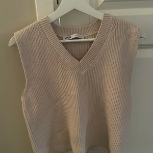 Stickad väst - Beige stickad väst från Zara, använd fåtal gånger, nypris 400kr, storlek M men känns mer som en S