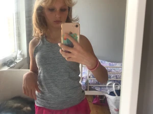 H&M - Detta ljusgråa linnet Används aldrig, har ett litet hål på ena ärmen, den är inte jätte tajt men stretchig 🙂😊