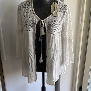 Blus med spets stl 36 - Spets blus stl 36 Nyskick prislapp sitter inte kvar   