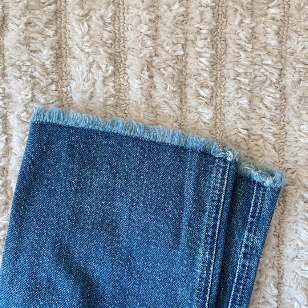 Jeans i boyfriend fit och ankellängd i fint skick. Har en låg midja 👖 Mått: innersida ~ ca. 63cm, midja ~ 39cm. Jeans & Byxor.