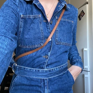 Byxdress! - Ball byxdress från NA-KD! Mycket bra skick då den bara är använd en gång! Storlek 38. Köparen står för frakten (66kr) 🥰