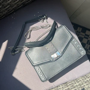 Väska  - En väska som går att använda både vardagligt och festligt