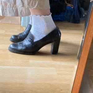 Brogueskor med klack - Fina lite annorlunda klackskor i äkta läder som tyvärr inte riktigt är min stil, så säljer vidare. Köpta på second hand men är omklackade och i bra skick🤎 är brunsvarta i färgen. skriv om du är intresserad/vill köpa🤎
