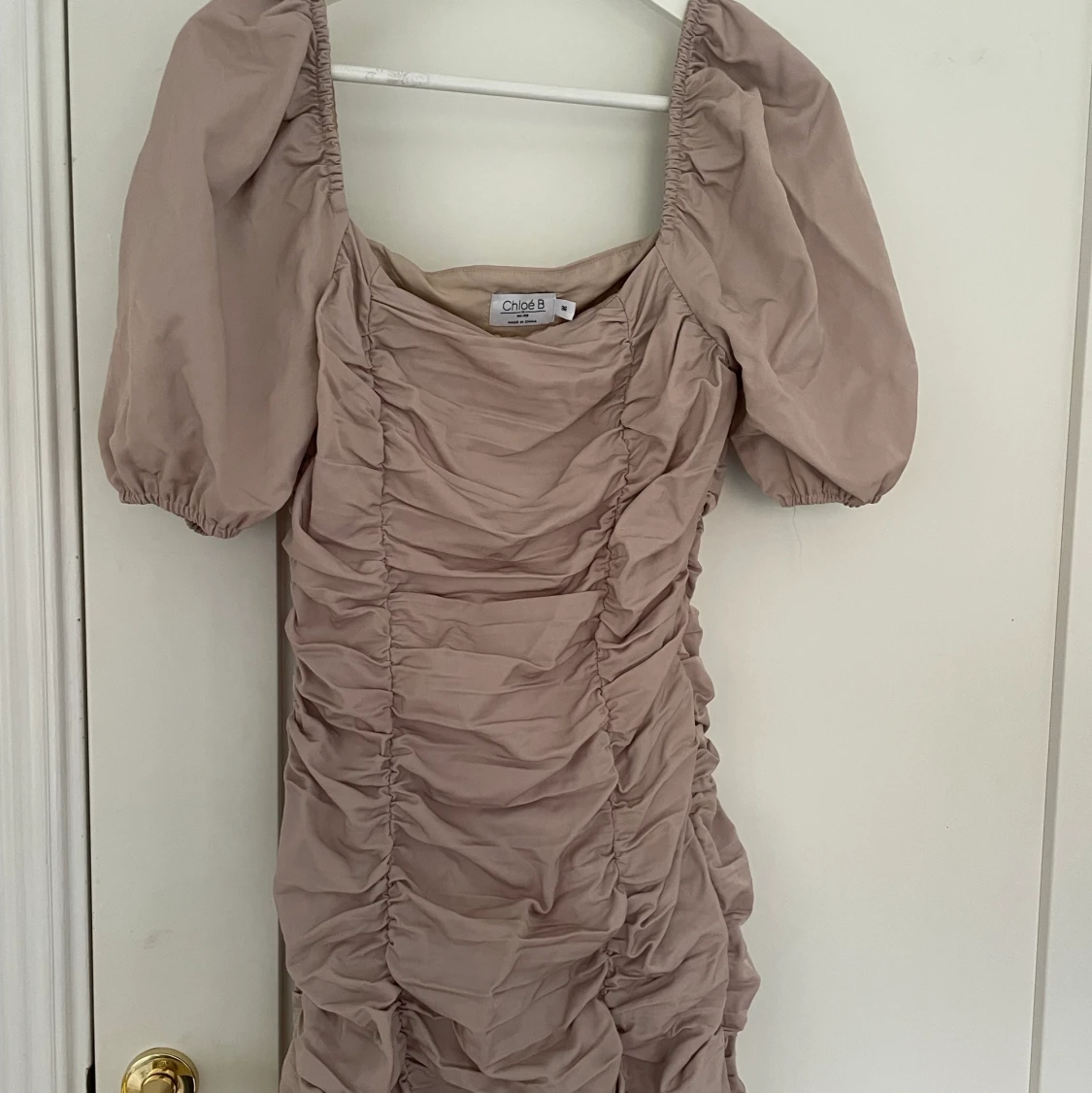 Beige klänning nakd