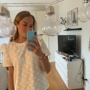 Vit tröja - Sparsamt använd tröja från zara. Storlek s men passar xs-m. Postar eller möts upp i Göteborg! Tryck inte köp strikt utan kom privat!❤️ 