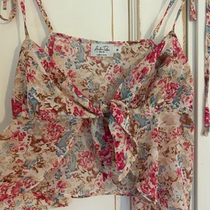 NA-KD x Anika Teller top - Super söt blommig top från NA-KD, aldrig använt strl 36