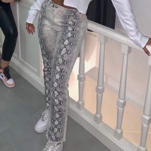 Säljer dessa feta snakeprint pants! Jätte snygga på och lockar många ögon! Bra skick som nya