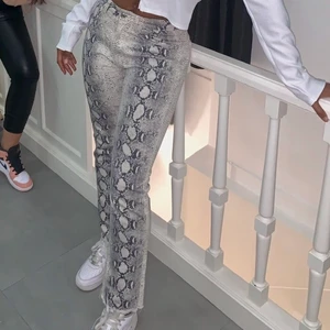 Snakeprint pants - Säljer dessa feta snakeprint pants! Jätte snygga på och lockar många ögon! Bra skick som nya