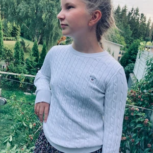 GANT långärmad tröja - Gant tröja inte jätte tjock men inte jätte tunt, inga fläckar eller ngt sånt den är vit, om ni vill veta mer kontakta mig💞💖💕och den stretchig i materialet 