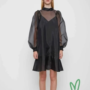 Cologne dress❤️ - Svart klänning från JUST female, finns innerklänning som går att knäppa av. Nypris 1499. Skönt material o passar flera storlekar<3