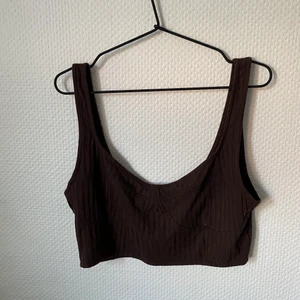 Brun topp - Säljes då den är för stor för mig, annars väldigt fin. Känns som en XL.