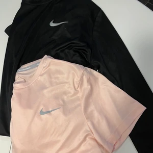 Två Nike träningströjor  - Två ”Nike running, DRI-FIT” den svarta är långärmad och har mesh på ryggen ( även den ”rosa” har det, vilket gör att den känns väldigt lätt och luftig. Den ljusare är kortärmad och endast använd ett fåtal gånger. Säljer båda för endast 150 kr!