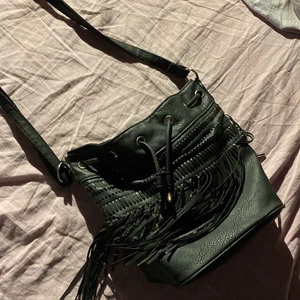 Fransväska - Säljer denna jättesnygga väskan som jag köpte för ett tag sen! Knappt använd!❤️ köppt för 300kr❤️