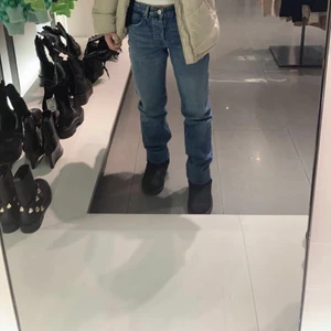 Straight mid waist jeans  - Säljer mina mörkblå mid waist, straight leg jeans från Zara. De är helt slutsålda!!  Köparen står för frakten. 💗💗