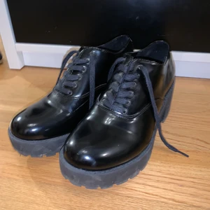 skor - svarta skor med klack, regntåligt material ⚡️ 