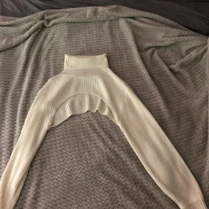 Hm stickad tröja  - Ja säljer en jätte fin slutsåld tröja från HM som är i storlek L men jag som är en S-XS kan ha den och den passar mig perfekt använd ungefär 4 gånger och i jätte bra skick, säljer den för att jag inte använder den skriv i dm för att lägga bud 💓