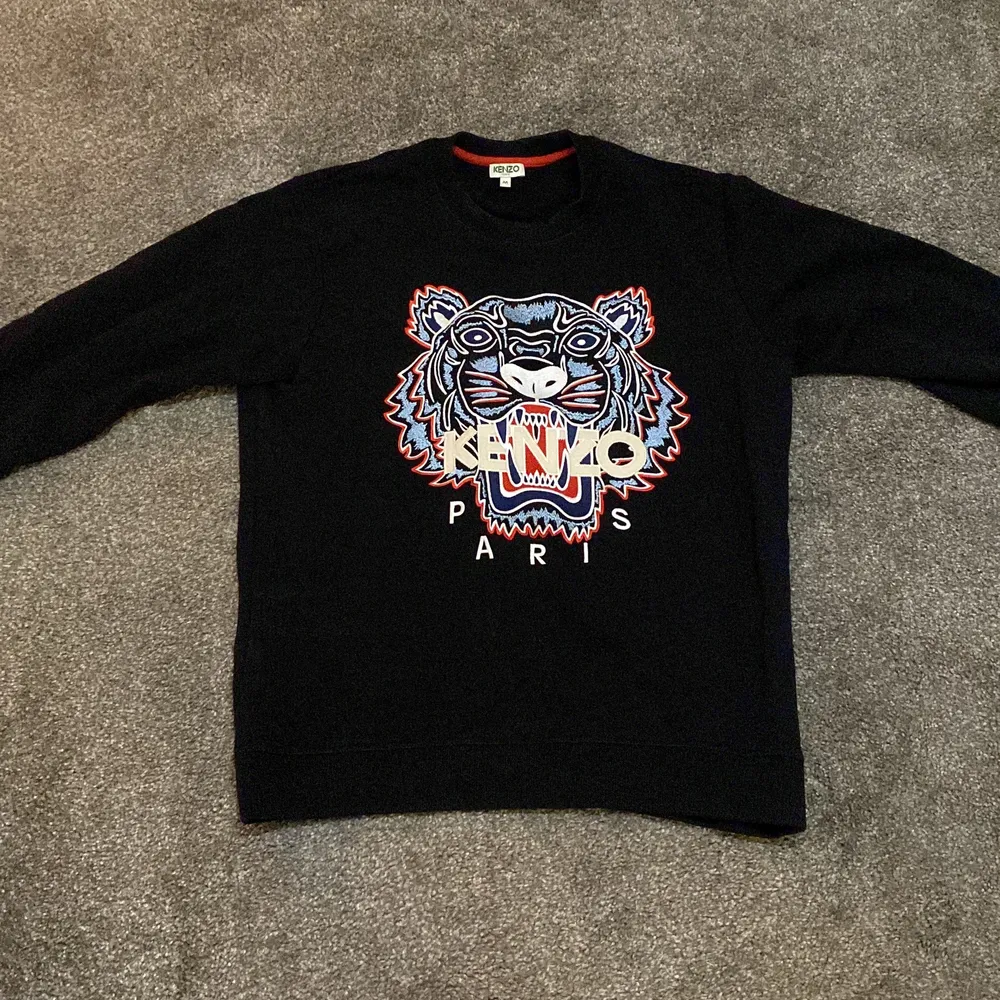 Säljer min kenzo paris hoodie pga ingen användning! . Tröjor & Koftor.