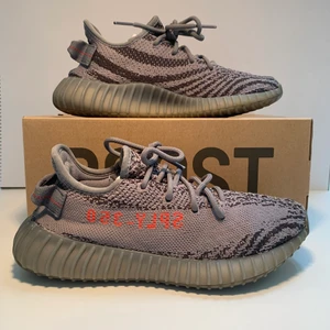 Yeezy boost 350 v2 beluga 2.0 - Yeezy boost 350 v2 beluga 2.0  Storlek: •US 6,5 (EU 39 & 1/3)  Pris - 1500kr  Skorna är köpta och har skicket 8-9/10  De är använda men skorna och snörena är tvättade.  Du når mig via PM vid köp eller funderingar. 1500kr  Instagram: Dave.store1