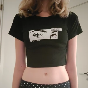 Svart croppad tshirt med tryck - Säljer denna svarta croppade tshirten med tryck från shein förr förra året. Passar XXS-S. Frakt: 29kr med köp nu annars 26kr 💝