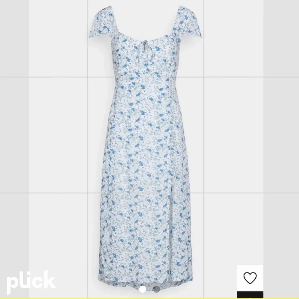 Laddar upp denna på nytt! Säljer denna as fina klänning från hollister! Använd en gång! Den är i storlek L men skulle säga att den mer är som en M . Klänningar.