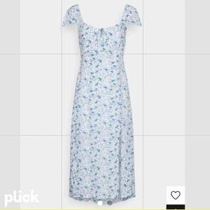 Laddar upp denna på nytt! Säljer denna as fina klänning från hollister! Använd en gång! Den är i storlek L men skulle säga att den mer är som en M 