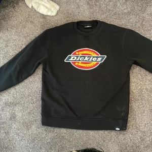 Äkta dickies sweatshirt  - Dickies sweatshirt i storlek S. Ungefär 2 år gammal och inte jätte använd. Inga skador möjligtvis pytte lite slitet i trycket. 