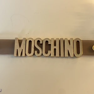 Moschino armband  - Moschino armband, säljer för att den inte kommer till andvändning. 