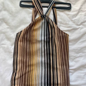 Guldrandigt halternecklinne - Randigt halterneck linne från Zara, knappt använd. 