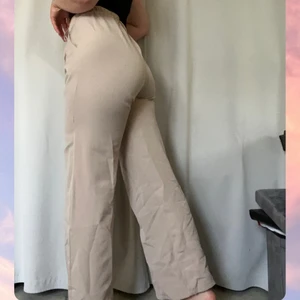 Kostymbyxor - Fina, lätt stretchiga kostymbyxor från Missay. Resor i den normalhöga midjan, som kan bli hög. Strl: S-L