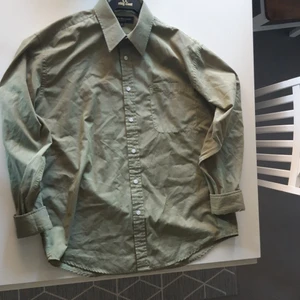 Grön skjorta - Grön skjorta i gott skick. Ganska tunn och lätt. För mer info/bilder är det bara att skriva☀️