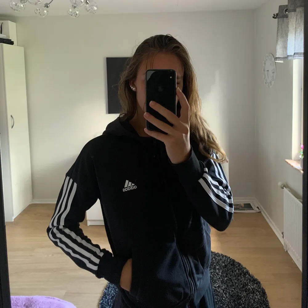 Säljer denna Adidas hoodie från stadium. Använd fåtal gånger, är i fint skick!  Vid intresse tveka inte att kontakta!🤩. Hoodies.