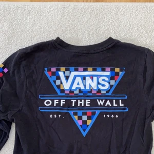Vans tröja - Svart långärmad Vans tröja med snyggt tryck på ryggen i storlek XS. Knappt använd och är i nyskick.
