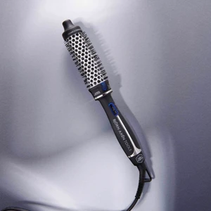 Björn Axén värmeborste - Säljer denna värme borste från Björn Axén! Knappt använd så i nytt skick! Köpt för 840, säljer för 350💖