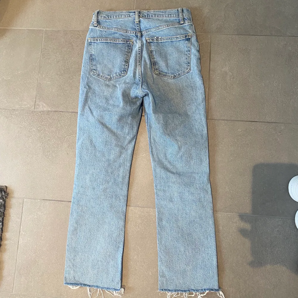 Fina jeans med åra passform från Zara, lite kortare utsvängda. . Jeans & Byxor.