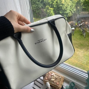 Givenchy väska - En handväska från Parfums Givenchy. Nyskick, skriv vid intresse eller fler bilder!💗