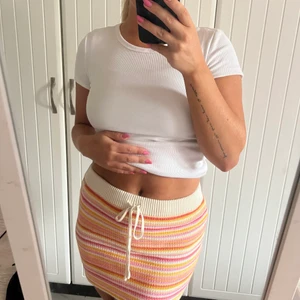 Kjol från PULL&BEAR  - Säljer denna kjol, oanvänd med lapp kvar. 