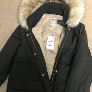 Zara Trafaluc jacka - Helt oanvänd jacka köpt från zara, bra skick inga skador osv. Riktig skön jacka för vintern o väldigt fin men tyvärr så säljes den för att den är för stor. Priset inkl frakt