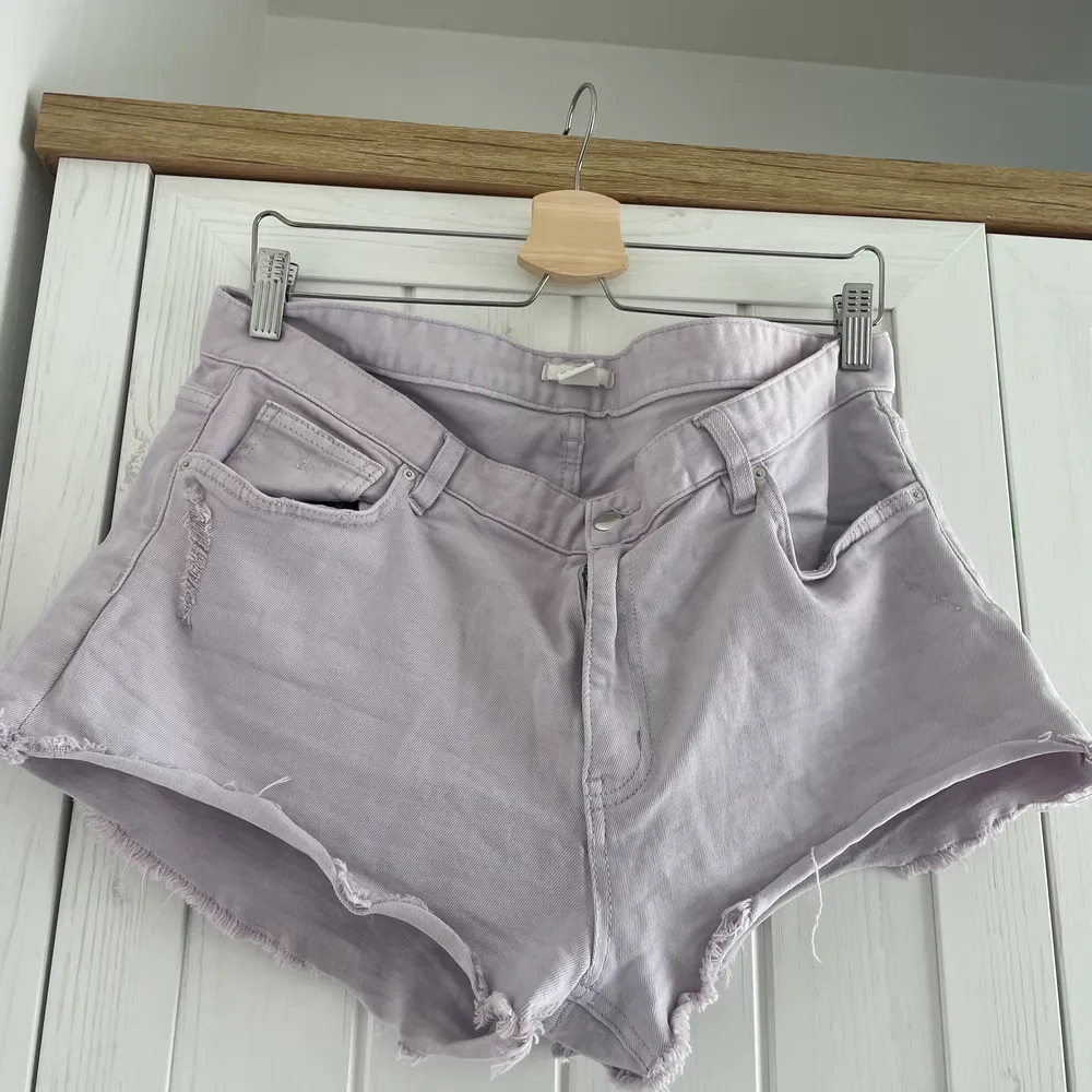 very short shorts with vintage details in purple. two back and front pockets. button and zip closure.. Shorts.