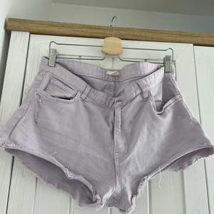 very short shorts with vintage details in purple. two back and front pockets. button and zip closure.