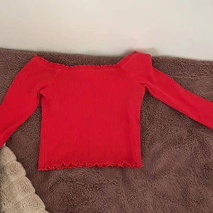 Gina tröja  - Röd tröja från Gina tricot. Jag använder den aldrig så tänker att den kan bli bättre använd av någon annan :) 