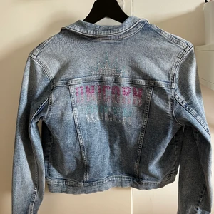 Jeansjacka med tryck Unicorn queen - Säljer en supercool jeansjacka i stl 152, köpt på H&M. Fint skick