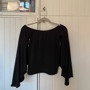 svart off-shoulder tröja med utsvängda ärmar - bra skick!