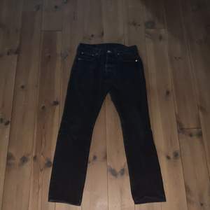 Ett par svarta Levis 501 jeans använda ett par gånger jag skulle säga att byxorna är i ett bra skick. 200kr plus frakt