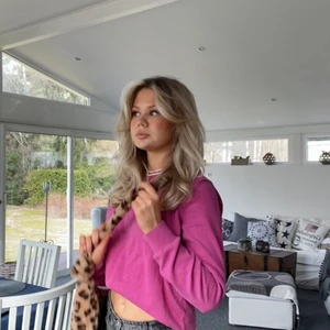 Rosa tröja - Säljer den här tröjan som jag köpte på secondhand, har verkligen älskat denna, då färgen är helt fantastiskt. Kommer bara inte till använding, så säljer den nu